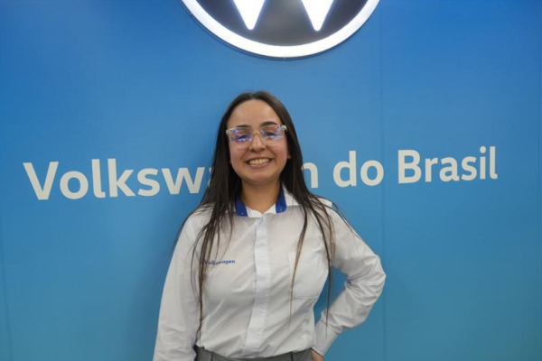 Jovem formada pelo Senai PR com a Volkswagen visita matriz da montadora na Alemanha