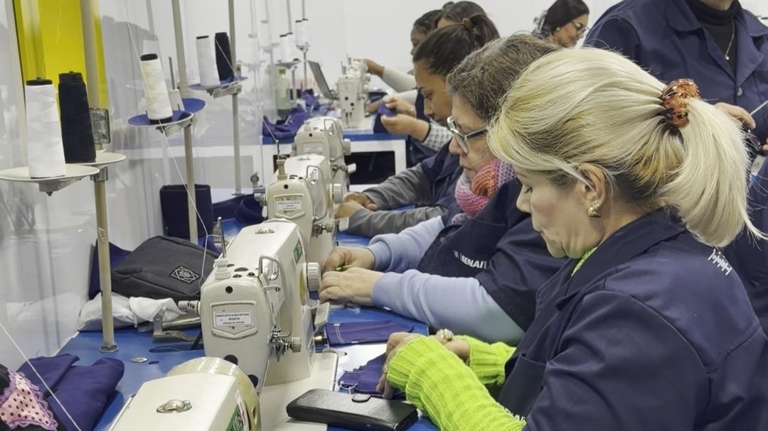 Nunca � tarde para aprender: as hist�rias que surgem dentro das Escolas M�veis do Senai