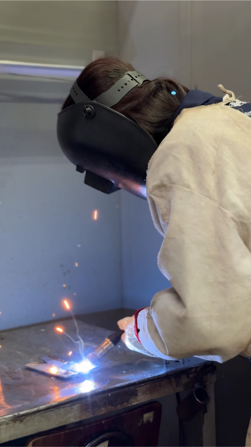 Aprendiz em atividade de solda no Senai