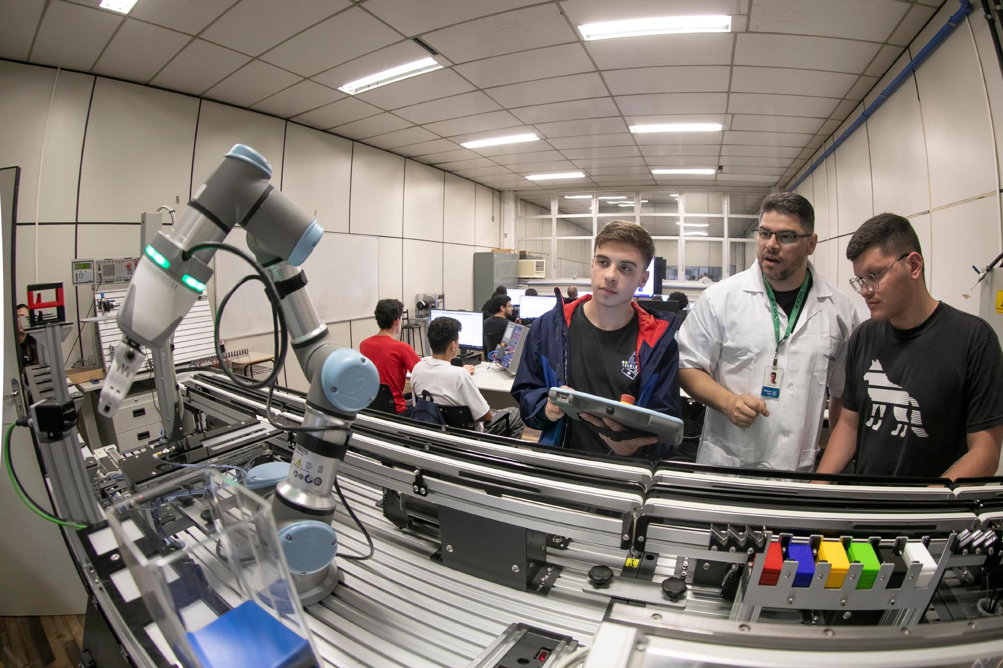 Ensino t�cnico abre portas para o jovem, mas 42% ainda conhecem pouco sobre ele