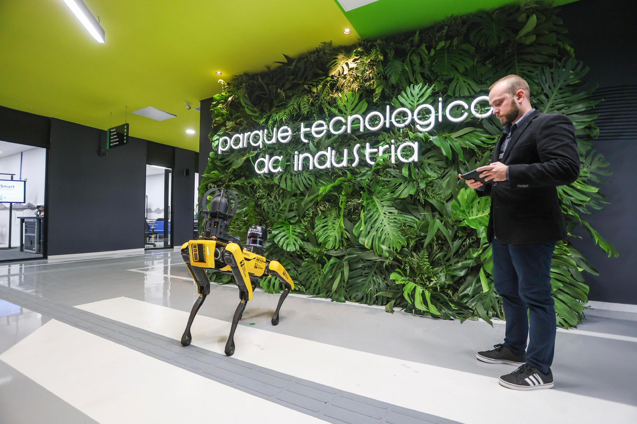 Imagem sobre Spot chega ao Parque Tecnolgico da Indstria e mostra como a robtica tem transformado o ambiente fabril